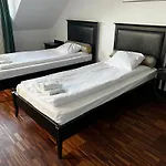 Glass Bed & Breakfast *
