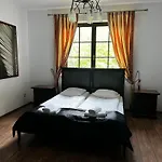 Bed & Breakfast Glass