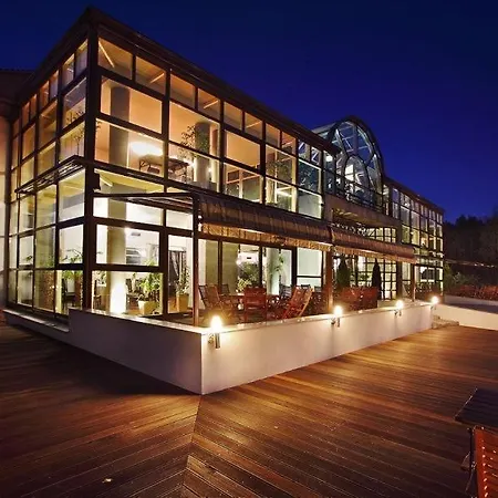 Glass Bed & Breakfast *