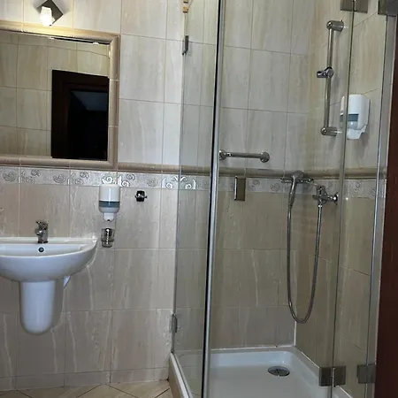 Glass לינה וארוחת בוקר *
