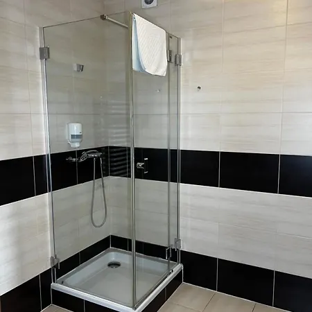 לינה וארוחת בוקר Glass אוטווק